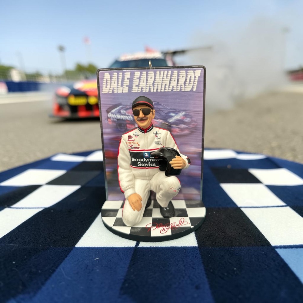 Hallmark Dale Earnhardt 2000 NASCAR Keepsake Ornament GM Goodwrench Service 3